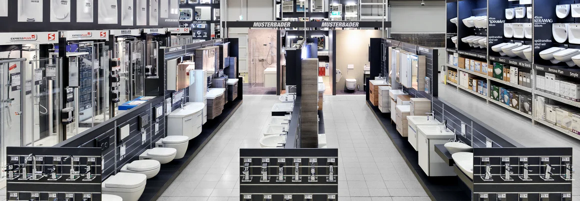 Badausstellung mit verschiedenen Waschbecken, Toiletten und Badewannen